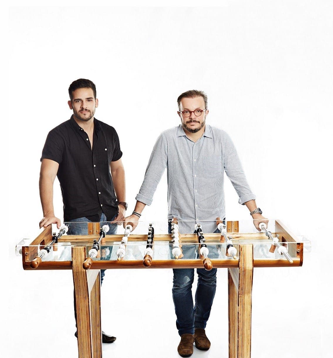 André Gurgel e Felipe Bezerra com a mesa de pebolim Pulse