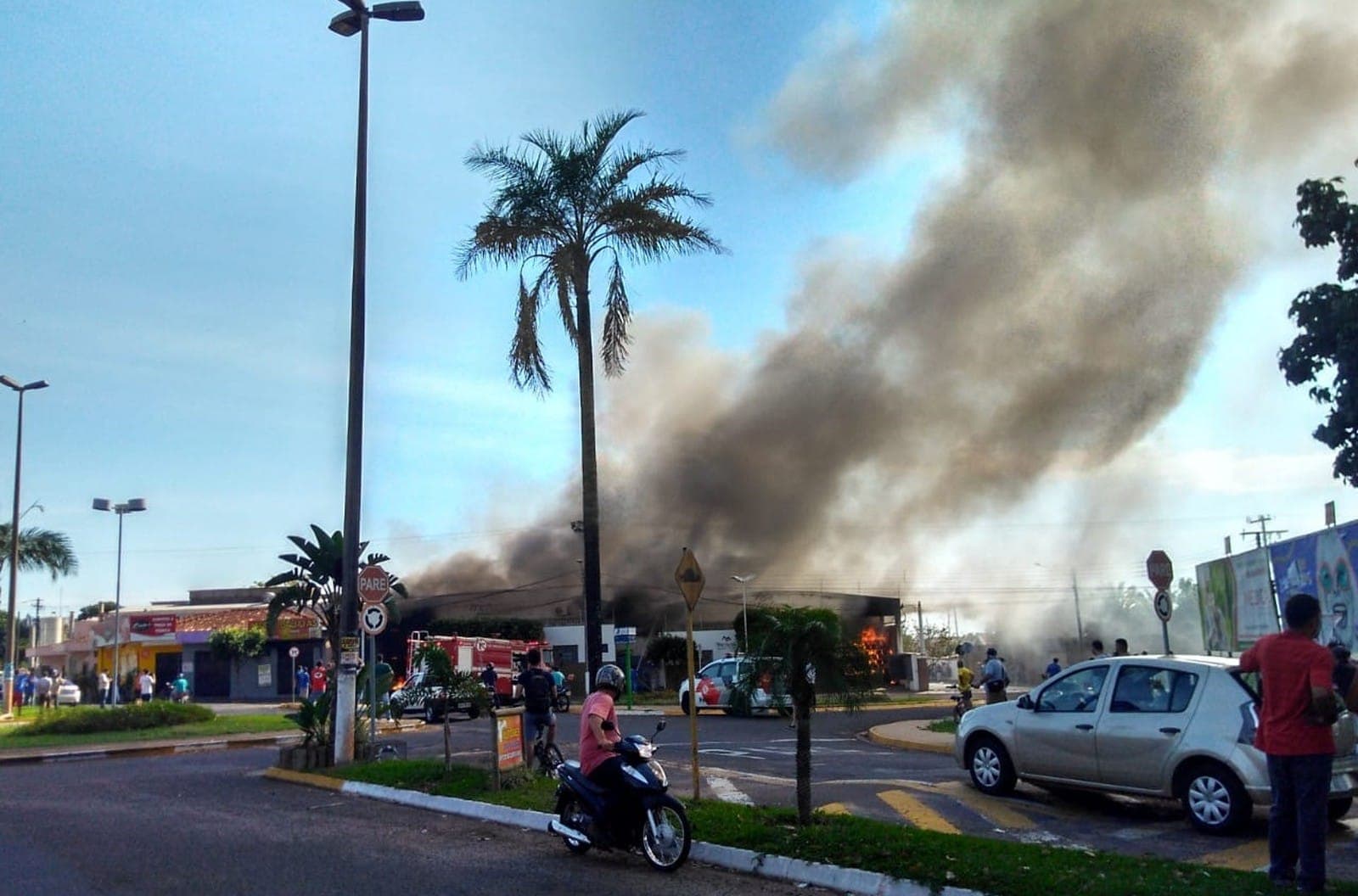 Fogo consome fábrica de móveis em Birigui