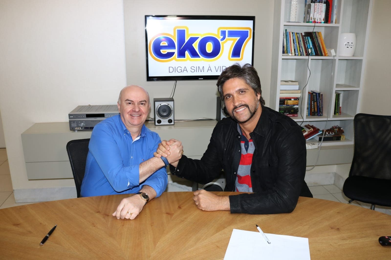 Presidente da Eko7, Paulo de Souza, ao lado do cantor Leo Chaves