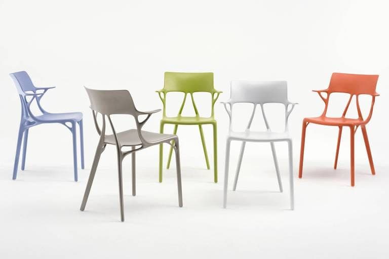 Kartell mostra cadeira desenhada com A.I. no Salão de Milão