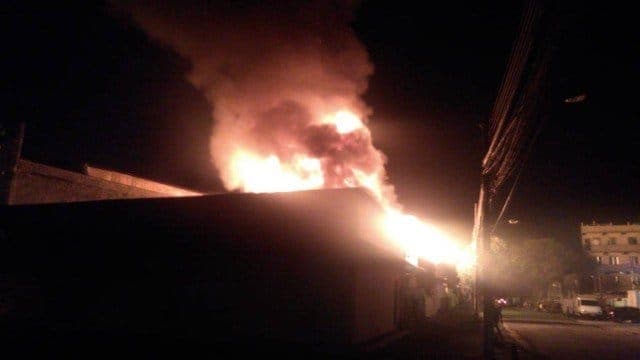 Incêndio atinge loja de colchões no Rio de Janeiro