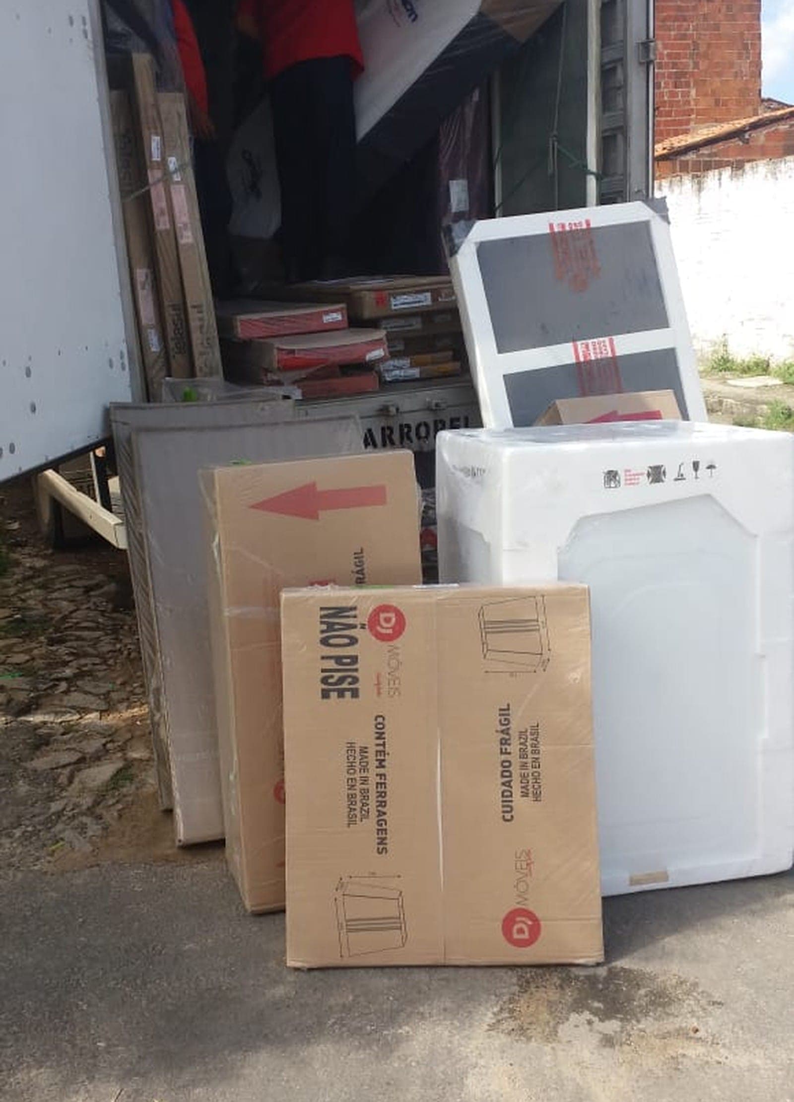 Funcionários são presos por furto de móveis e eletros no CE