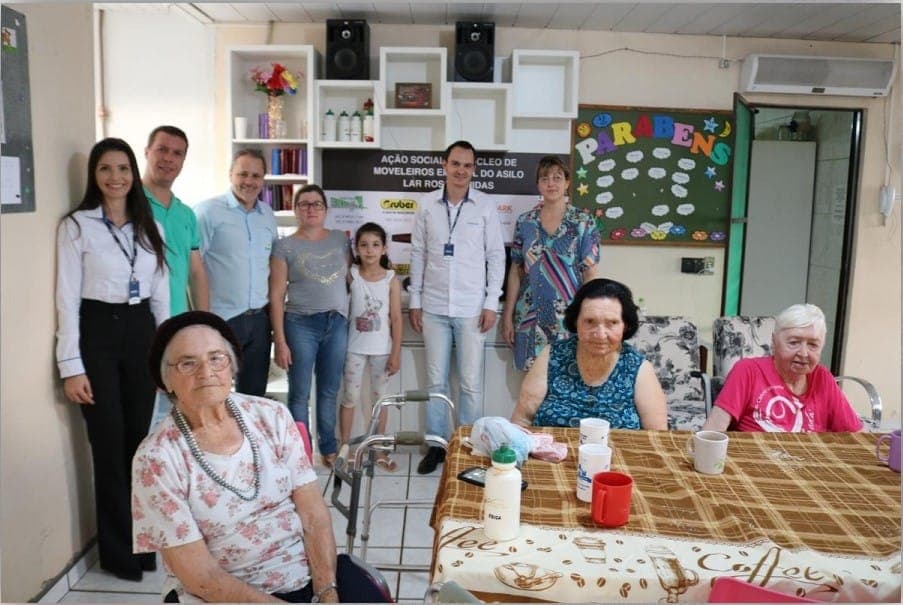 Moveleiros de Marechal Cândido Rondon doam móveis a asilo