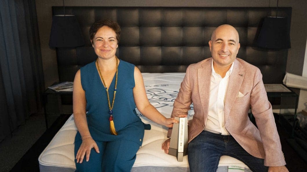 Ana e Pedro Duarte, atuais administradores da Colmol, sentados sobre o Planet.