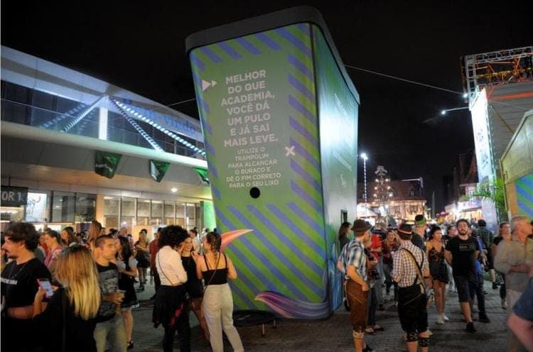 Copos de plástico da Oktoberfest vão virar móveis Blumenau