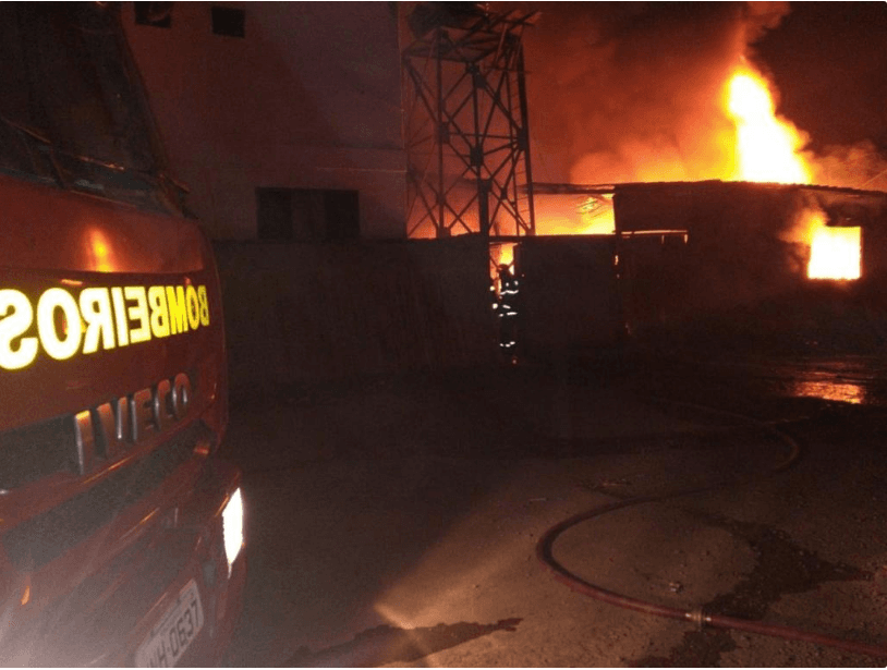 Incêndio atinge fábrica de colchões no interior de MG