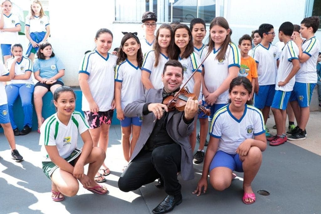 Grupo Gazin faz projeto para dar aula de música a crianças