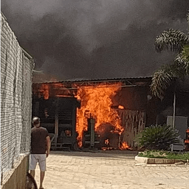 Incêndio de grandes proporções atinge fábrica da Minas Decor