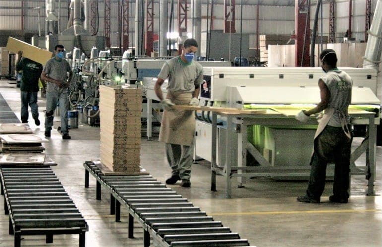 Ubá pode recuperar empregos perdidos na crise nas moveleiras