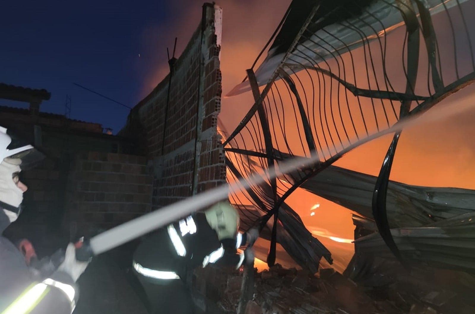Incêndio atinge fábrica de móveis em Fortaleza