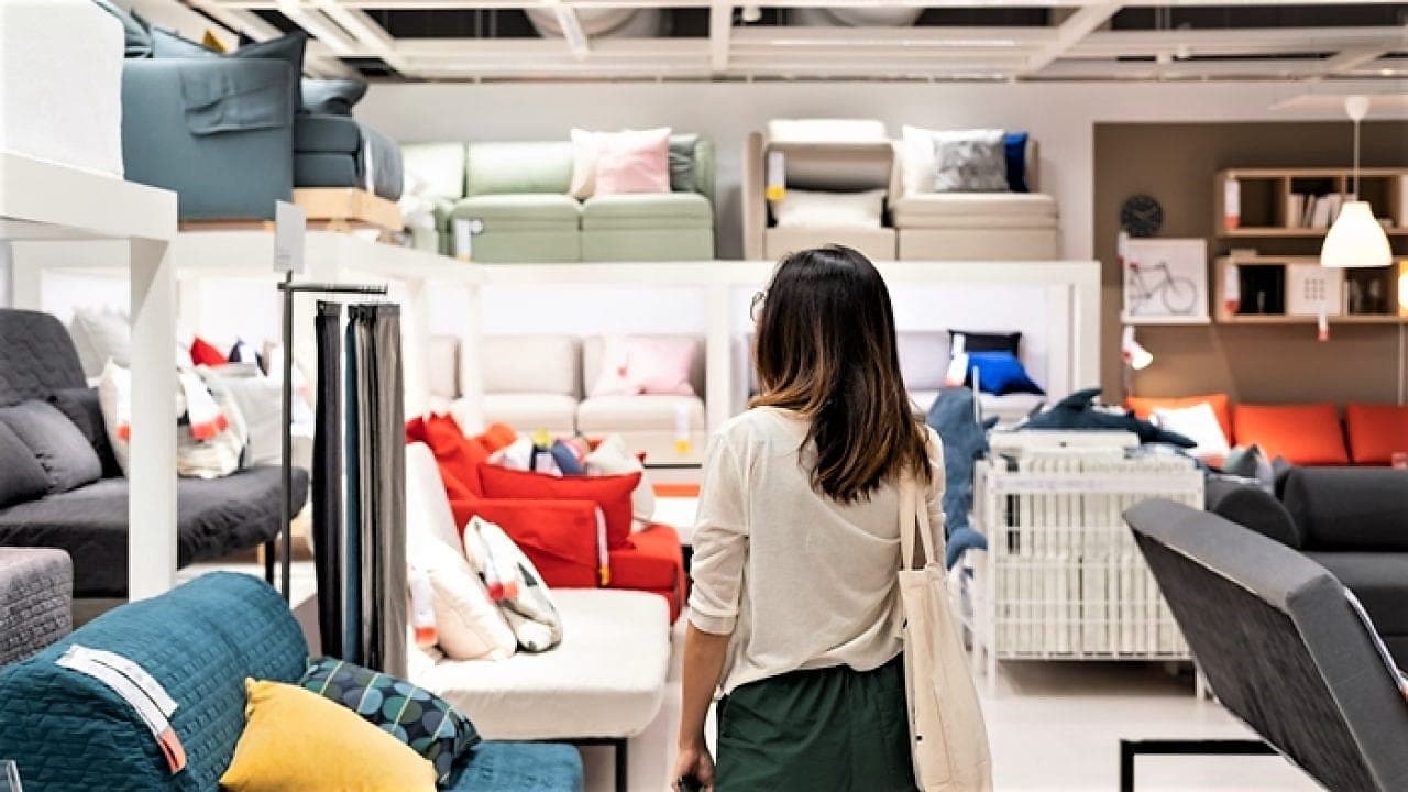 Clientes analisam sua experiência em lojas de móveis