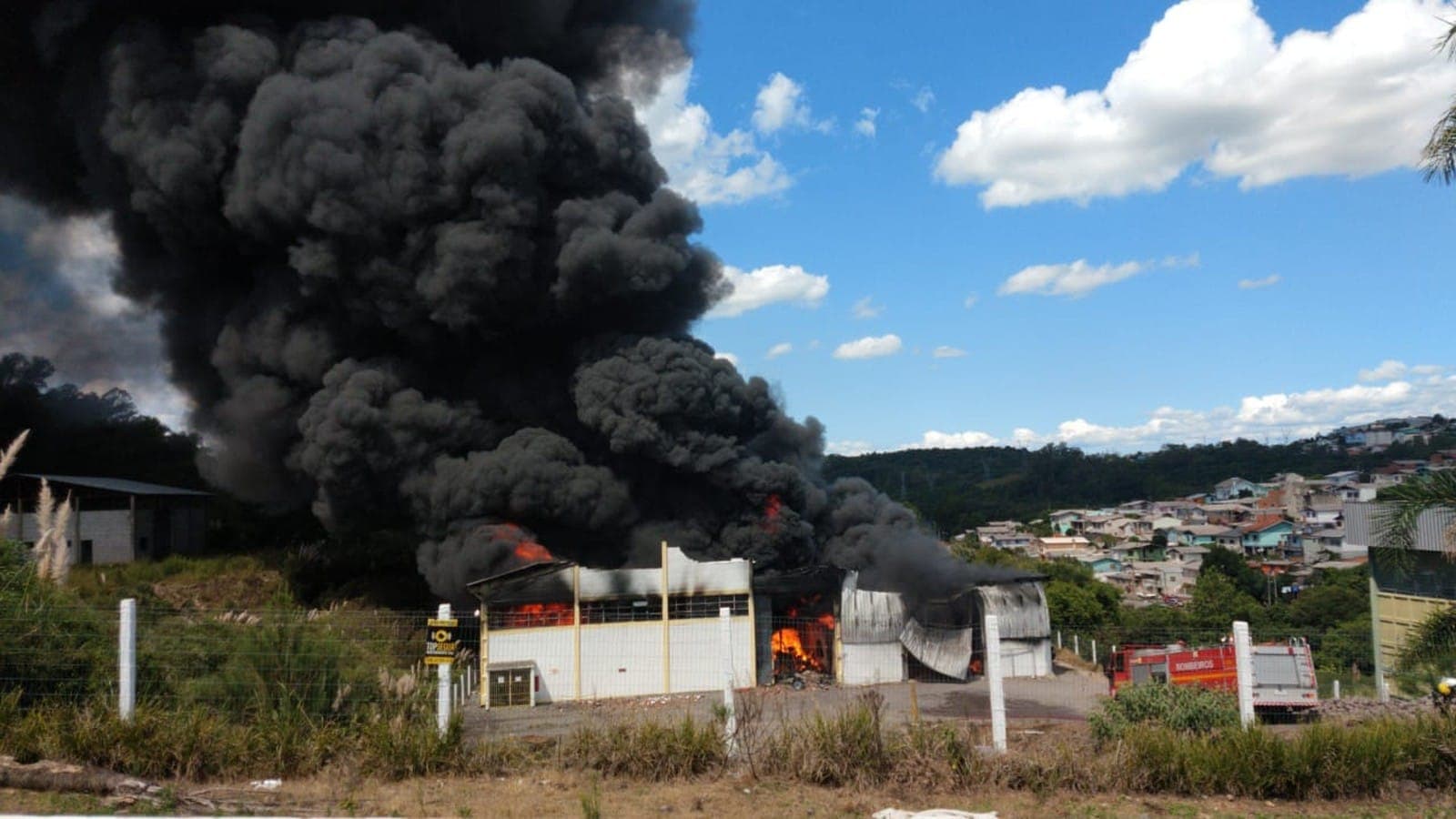 Fábrica de espumas é destruída por incêndio no RS