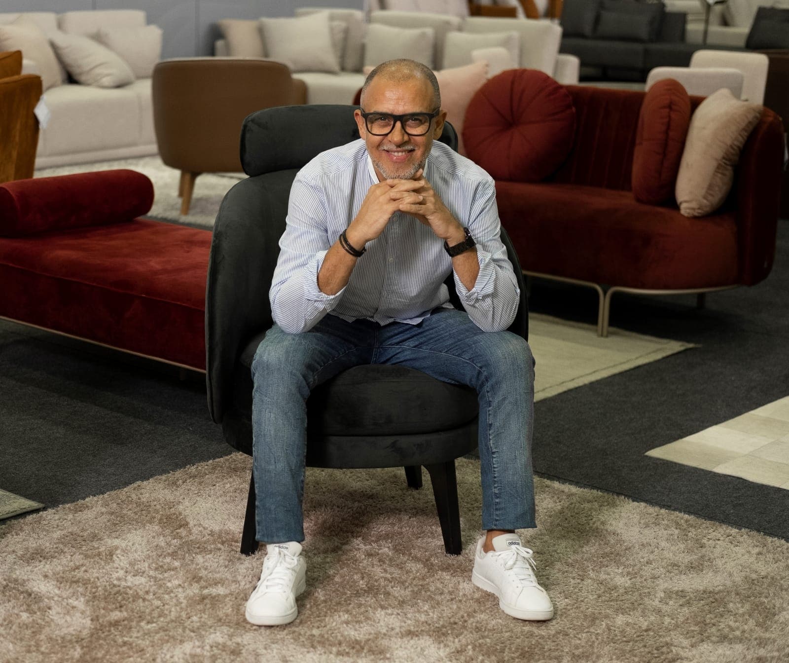 Miron Soares segue transitando entre a moda e o mobiliário