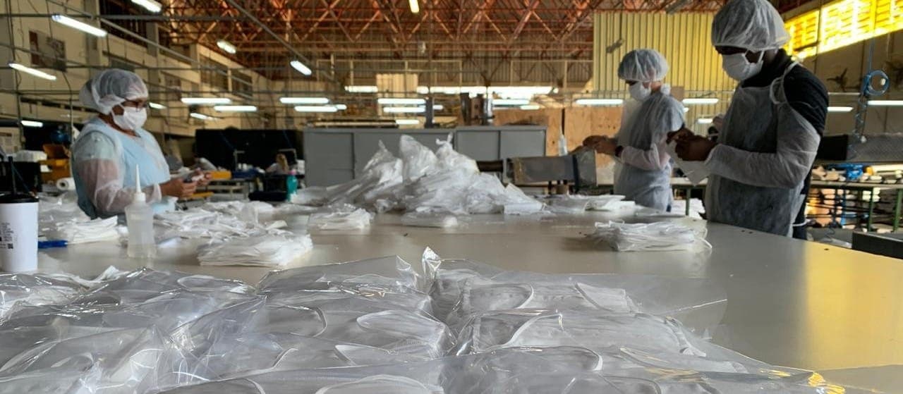 Fábrica de colchões produz máscaras de proteção em Maringá