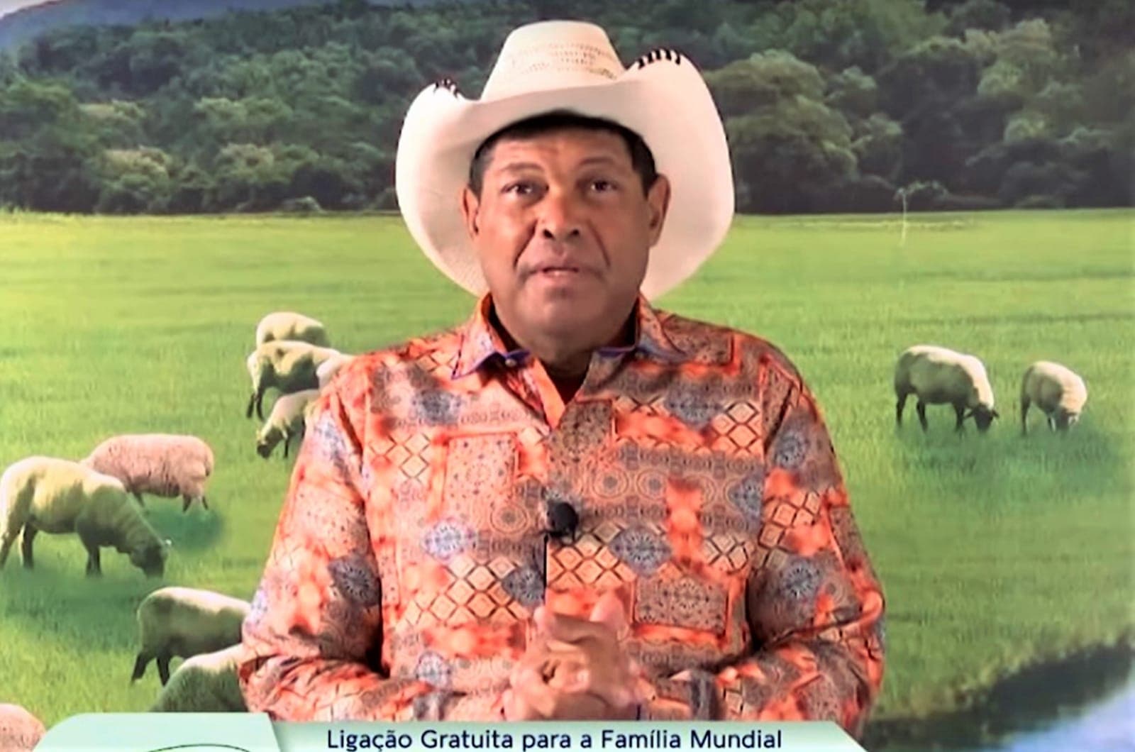 Não está fácil. Pastor vende colchão em live da igreja