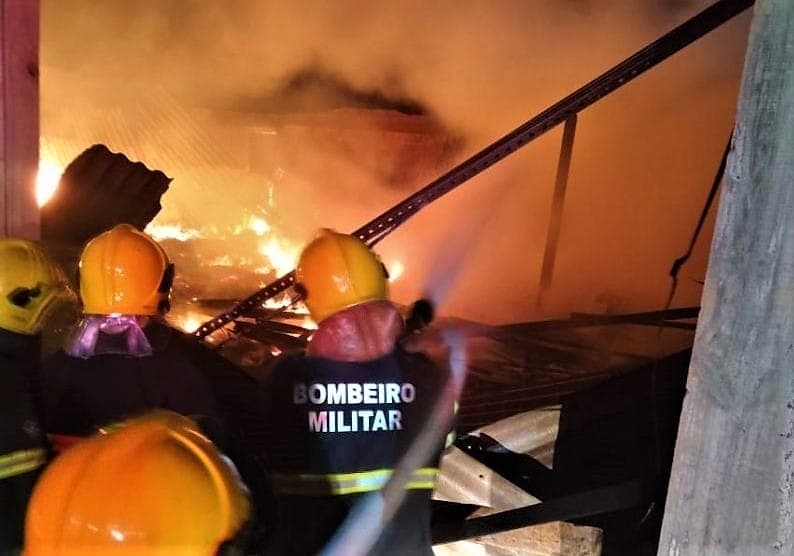 Fábrica de móveis é destruída por incêndio em São Bento do Sul