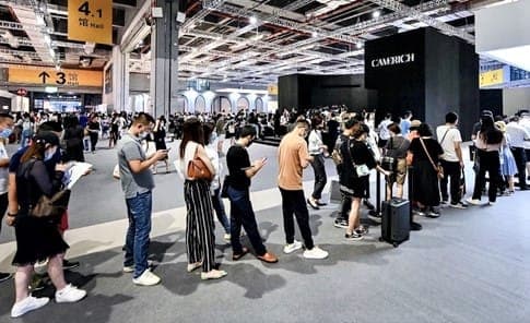 Feira presencial na China atrai mais de 100 mil visitantes