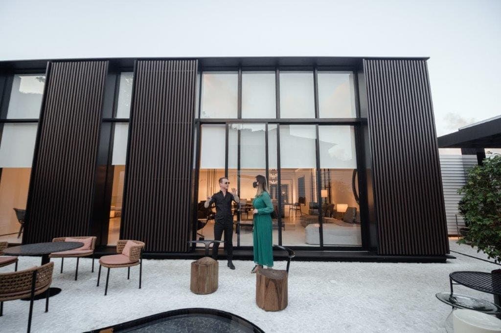 Jader Almeida recebe convidados em novo showroom