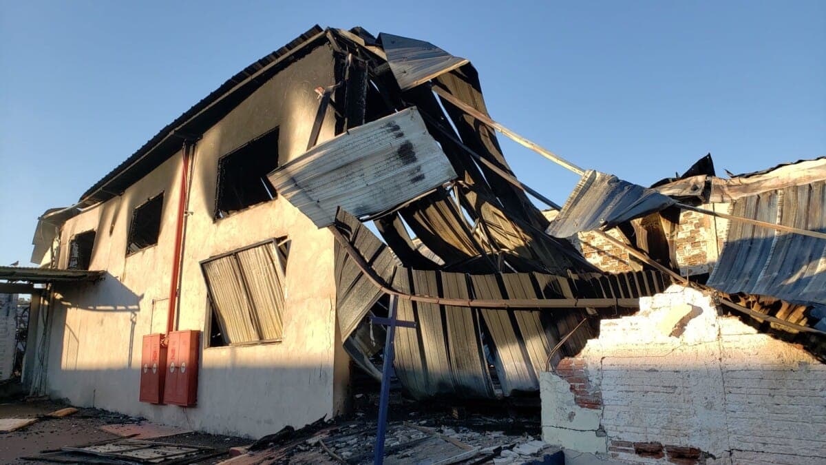 Incêndios destroem fábricas de móveis no Paraná e Santa Catarina