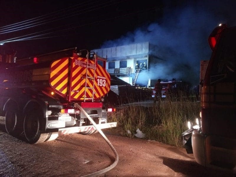 Incêndio destrói fábrica de peças para móveis em Santa Catarina