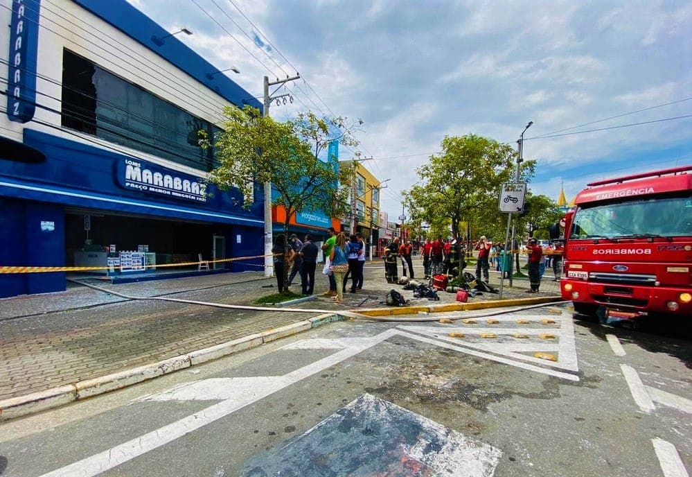 Incêndio atinge loja da Marabraz no centro de Jacareí (SP)