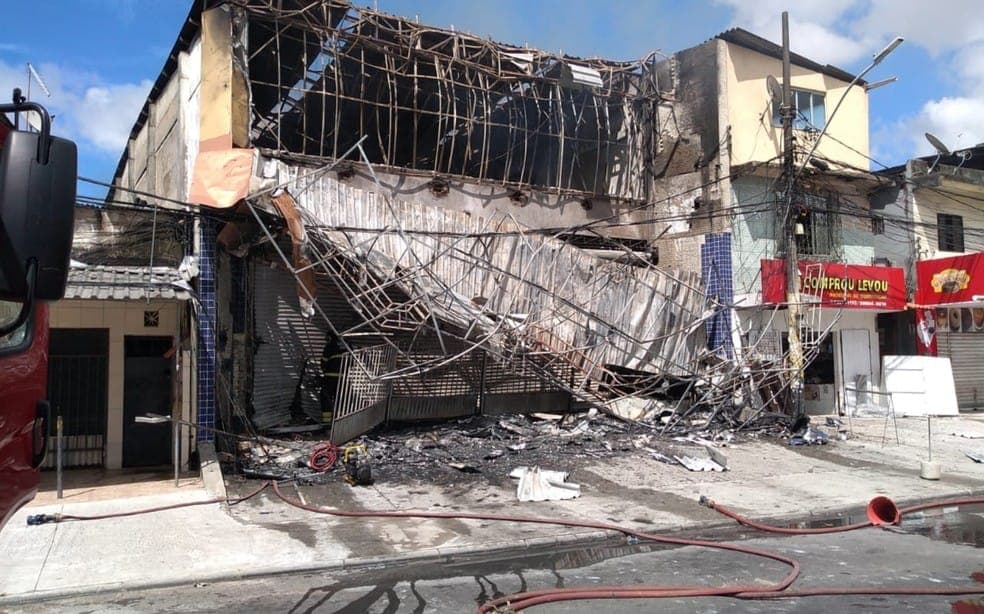 Incêndio destrói uma loja da Baianão Móveis em Salvador (BA)