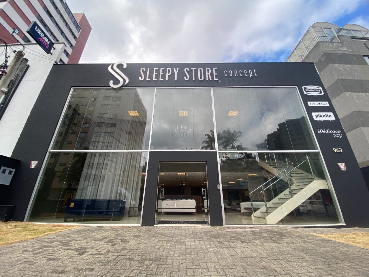 Loja de colchões de marcas de luxo inaugura em Curitiba