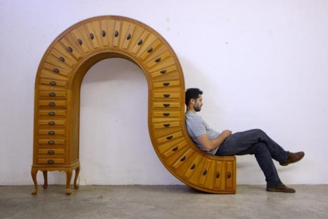 Designer questiona utilidade da arte com móveis retorcidos