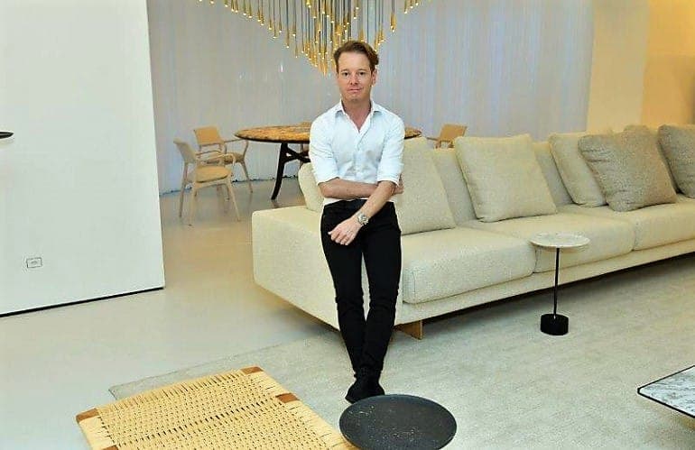 Jader Almeida recebe convidados na abertura de sua flagship store
