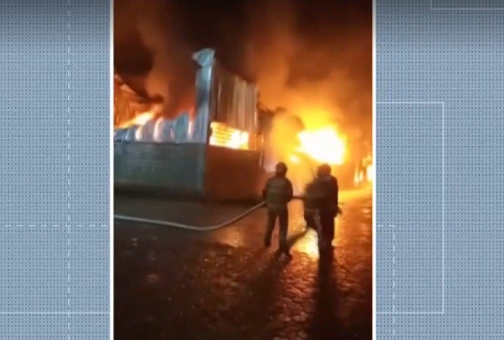 Grande incêndio destrói uma fábrica de móveis em Ubá (MG)