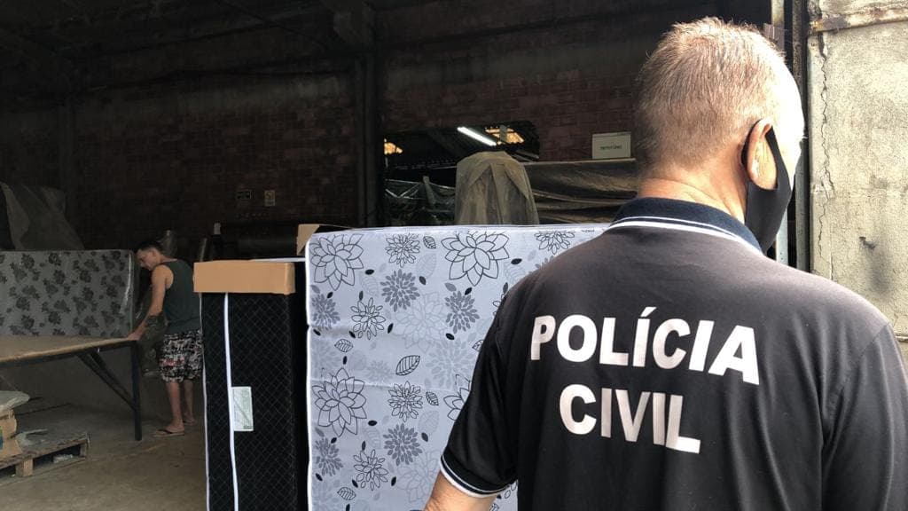 Fábrica de colchões é alvo de operação policial no Rio G. do Sul