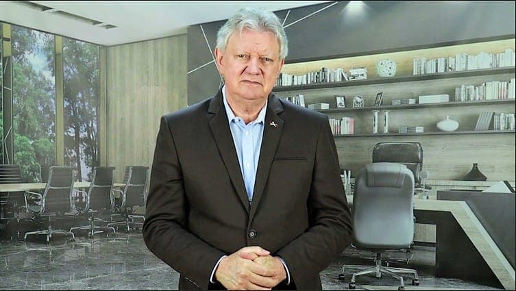 Tem muita gente com olho mágico na porta de vidro