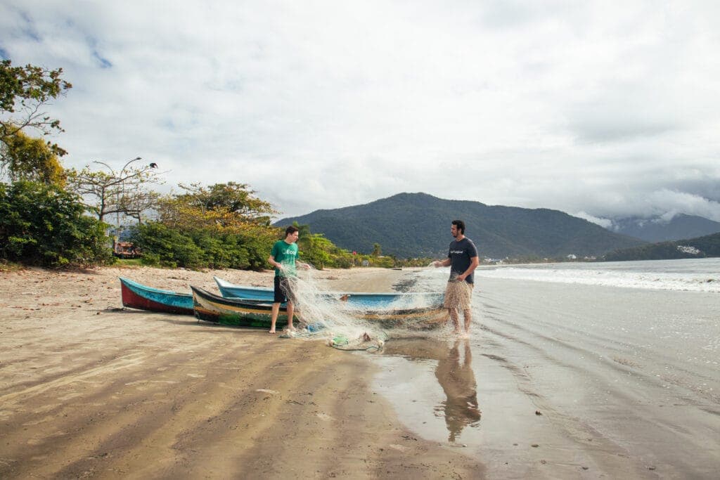 Projeto Tamar usa lixo dos oceanos em móveis reciclados