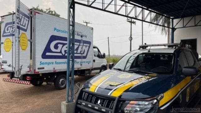 Caminhão fake estava carregado com drogas. (Foto: Jornal da Nova)