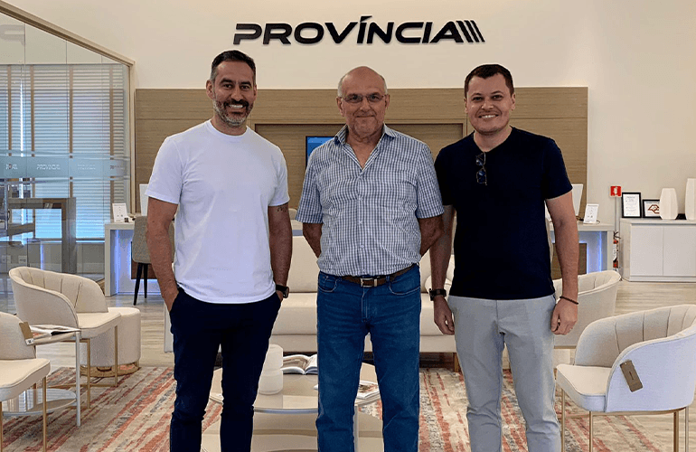 Pablo Vizzotto Ribeiro, (primeiro na foto) novo gerente comercial, posa ao lado de Roberto Costa (presidente da empresa) e Carlos Neves (head de exportação)
