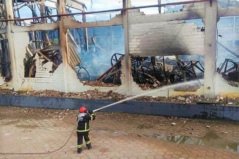 Incêndio destrói galpão de fábrica de colchão em Manaus