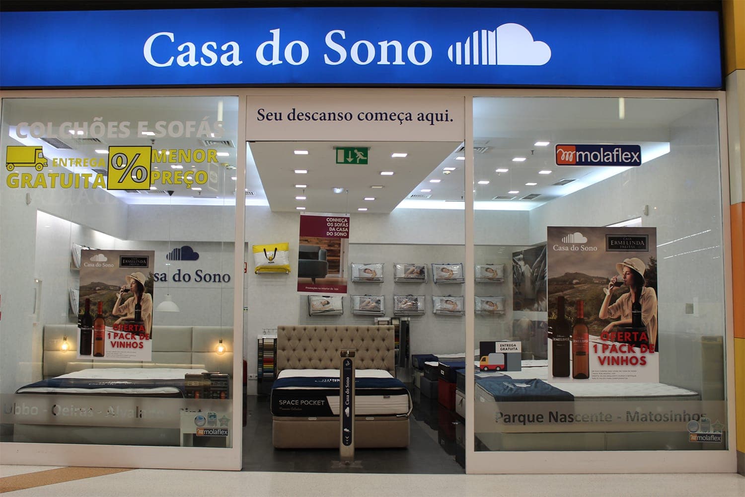 Casal brasileiro faz sucesso em Portugal com loja de colchões