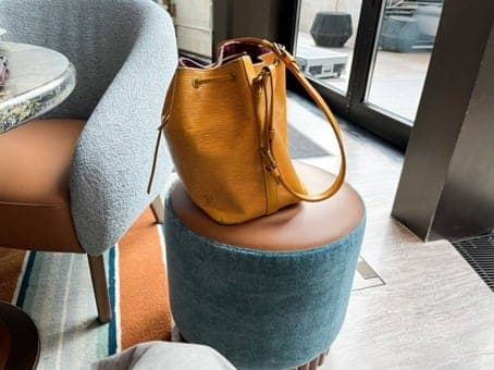 Pense em criar banquinhos para bolsas de luxo em restaurantes