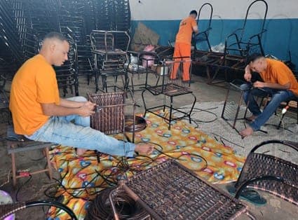 Internos produzem cadeiras em penitenciária de Campo Grande
