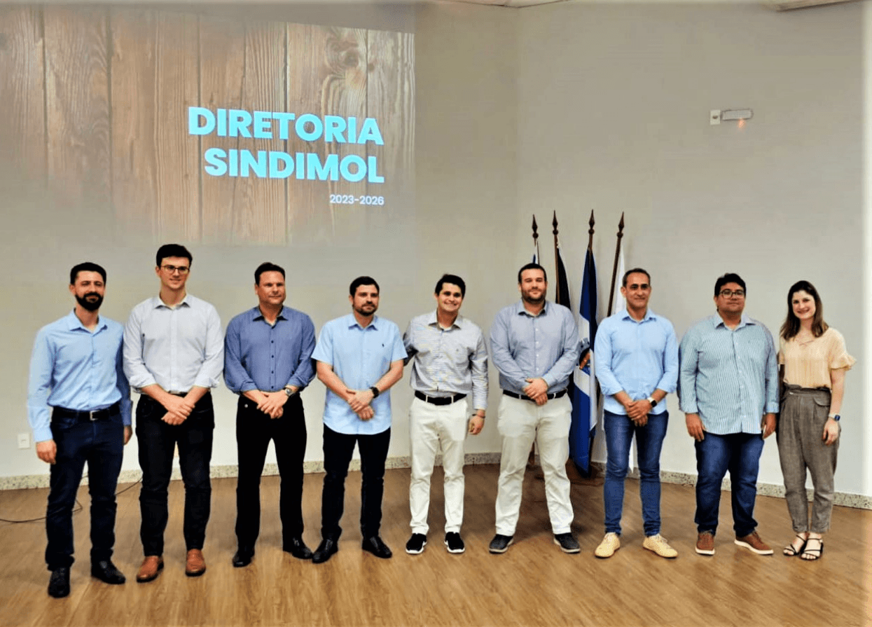 Nova diretoria do Sindimol reunida durante a posse