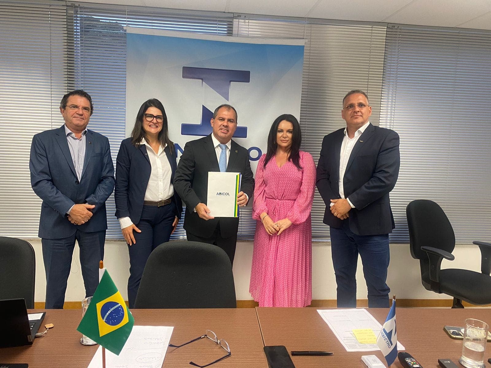 Osvaldo Alves Ferreira Júnior, diretor de Avaliação de Conformidade; Maíra Cauhi Vanderley, procuradora-chefe, Márcio André Oliveira Brito, presidente do Inmetro; Adriana Pierini, diretora executiva, e Rodrigo de Melo, presidente da Abicol