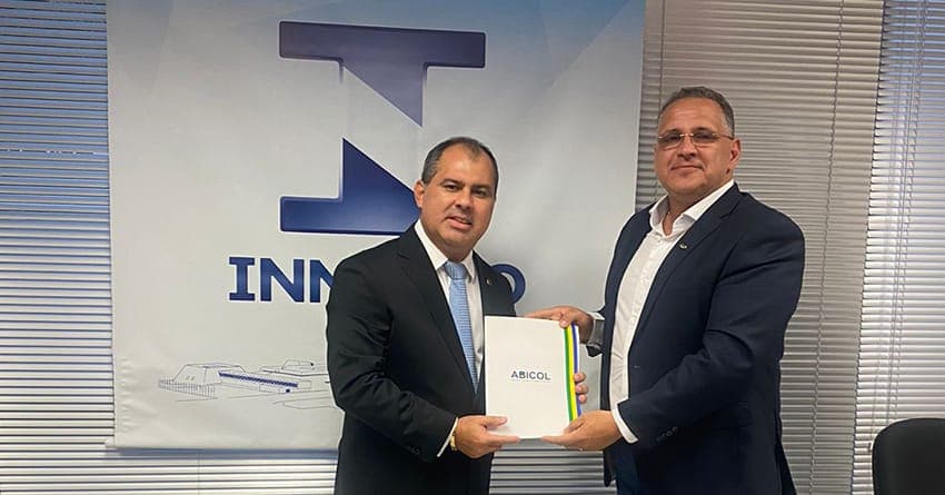 Márcio André Oliveira Brito, presidente do Inmetro, recebe de Rodrigo de Melo, presidente da Abicol, demandas da entidade