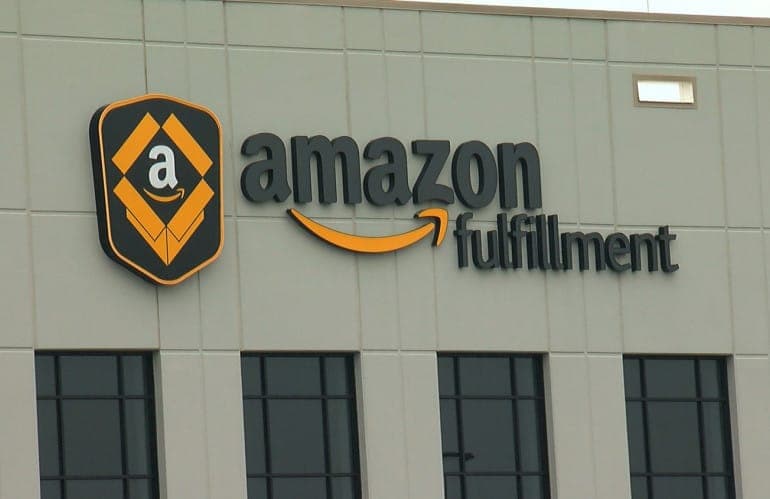 Amazon demite centenas de pessoas; brasileiros inclusive