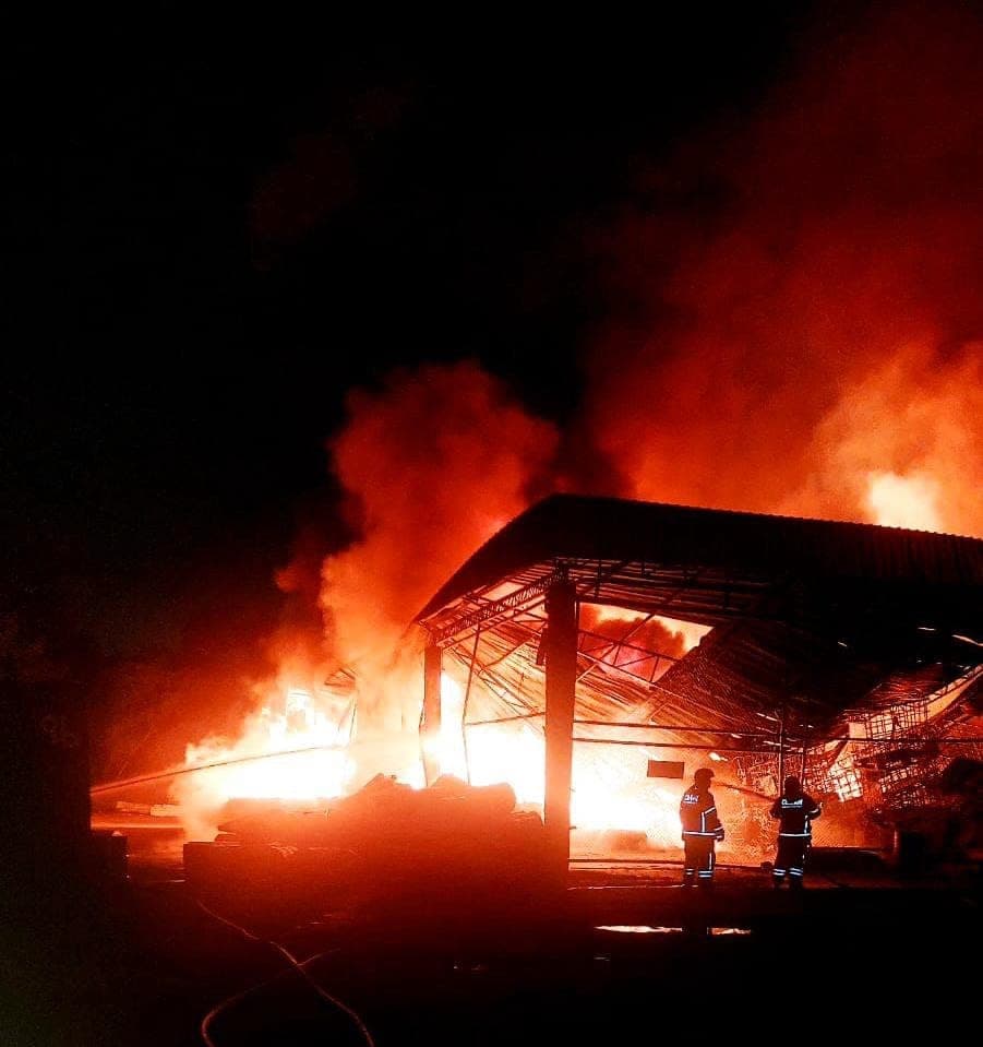 Incêndio de grandes proporções atinge indústria de colchões no AM