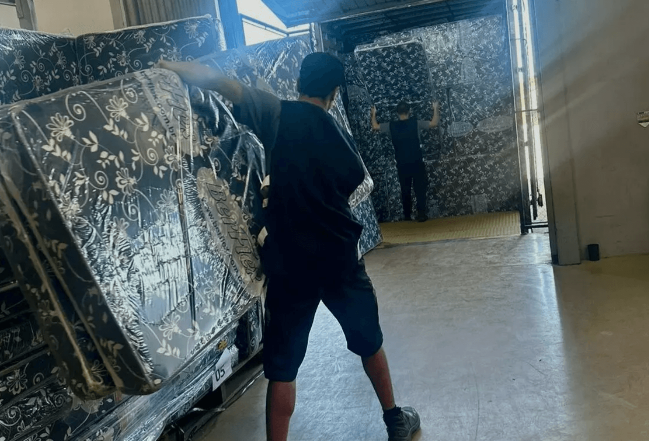Empresário catarinense doa um caminhão de colchões para o RS