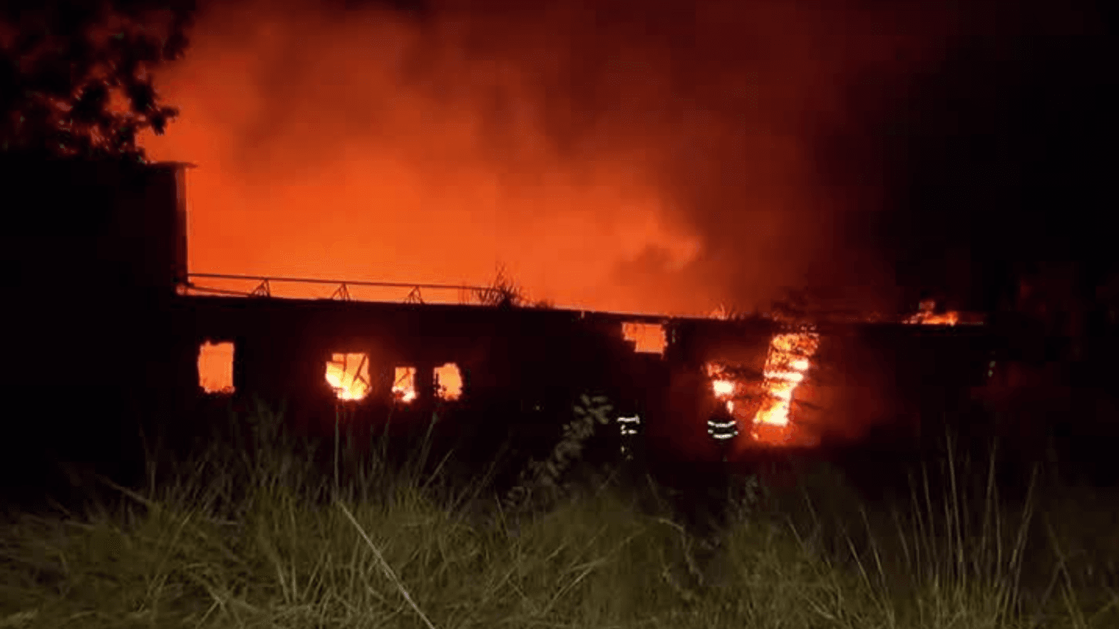 Fábrica mineira de móveis é atingida por grande incêndio