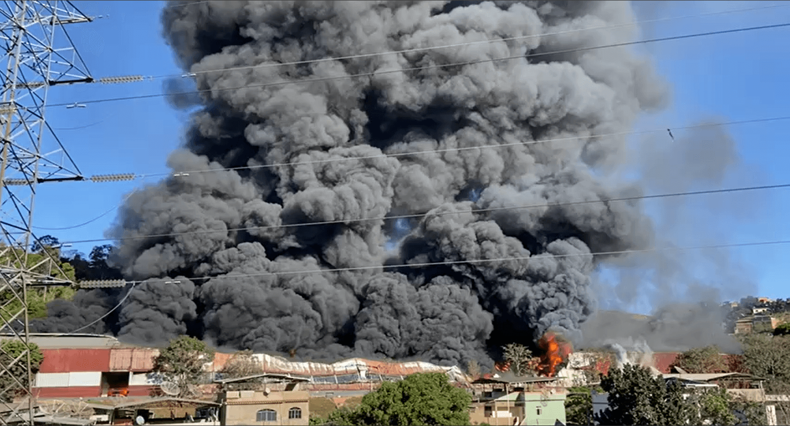 Incêndio de grandes proporções atinge fábrica da Paropas