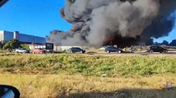 Incêndio de grandes proporções atinge fábrica de colchões