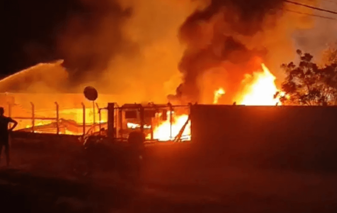 Fábrica ficou totalmente destruída pelas chamas – Foto: Reprodução/ND