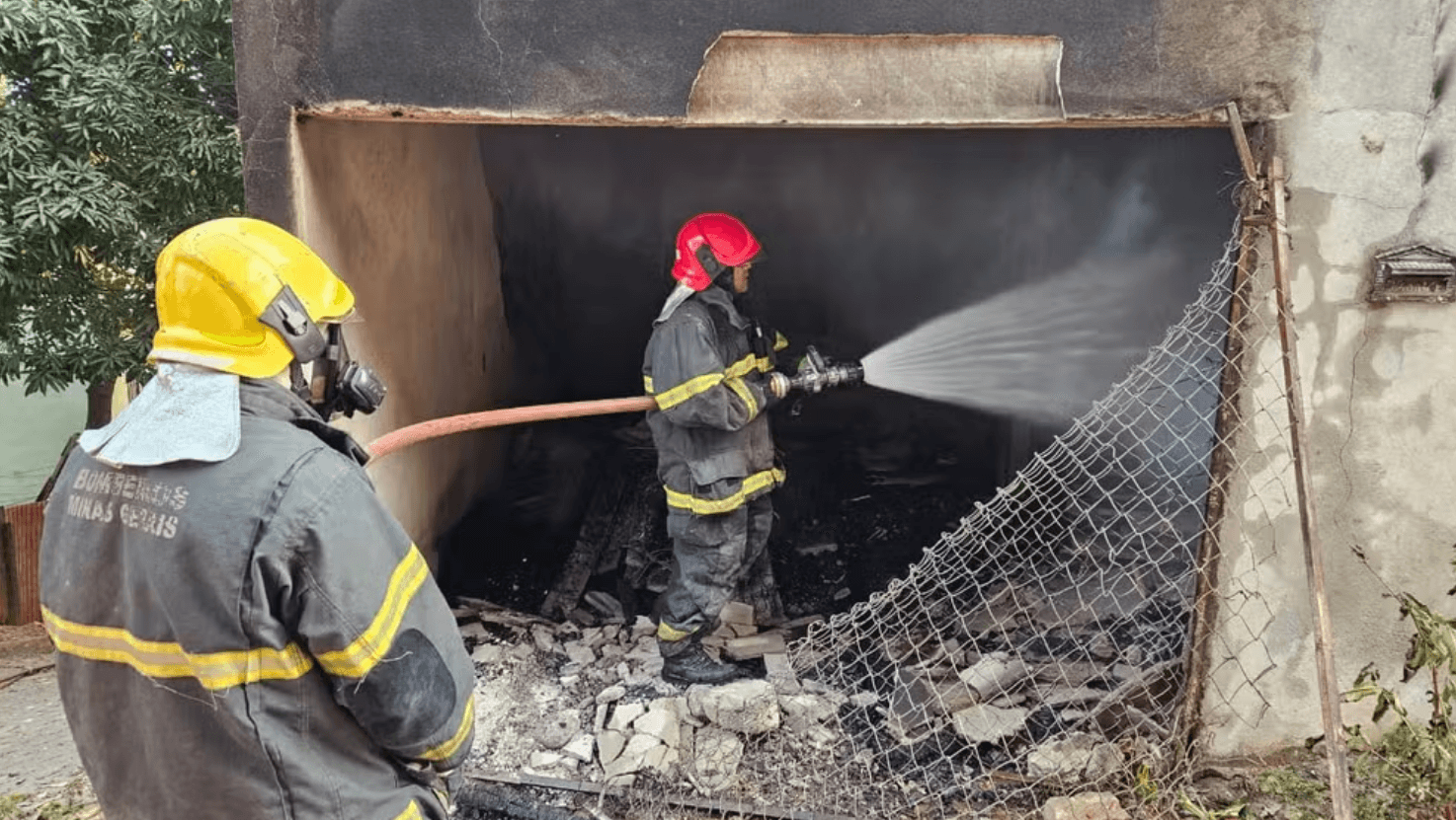 Incêndio destrói fábrica de móveis em Governador Valadares (MG)